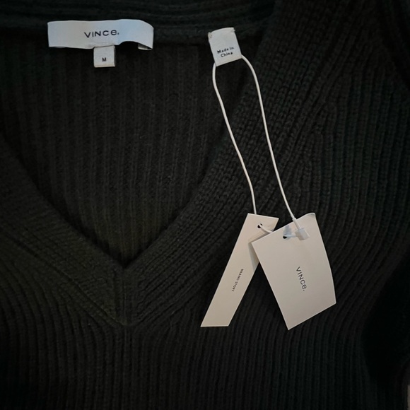 VINCE V-NECK WOOL & CASHMERE SWEATER - SIZE MEDIUM - NWT - Picture 6 of 13